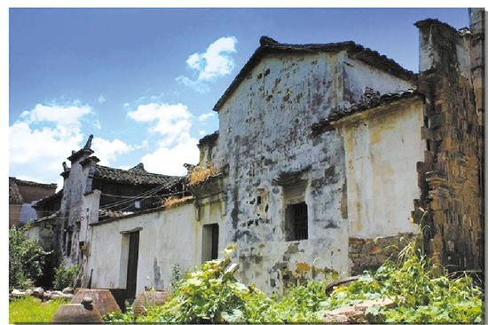 崇仁，一座美麗幽靜的江南古鎮(zhèn)。至今仍保留著龐大的古建筑群，雖然歷經(jīng)千年但風(fēng)貌依舊。古建筑連片成群，具有宋朝遺風(fēng)、明清特色。以玉山公祠為中心，保存完整的老臺(tái)門(mén)就有100余座，臺(tái)門(mén)之間用跨街樓鉤連，既珠聯(lián)璧合，又獨(dú)立成章，體現(xiàn)了先人“分戶合族、聚只一家”的遺風(fēng)。